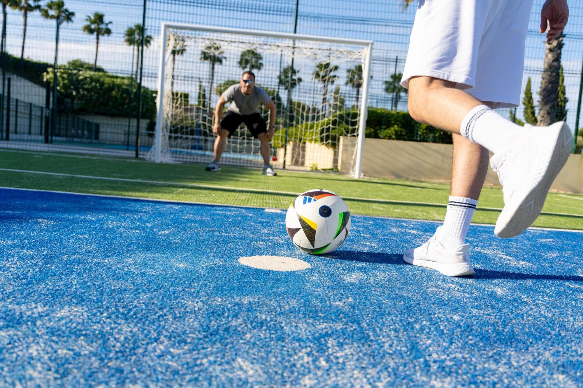 美瑞格Spa度假村 帕利乌里翁 外观 照片 A player about to take a penalty kick