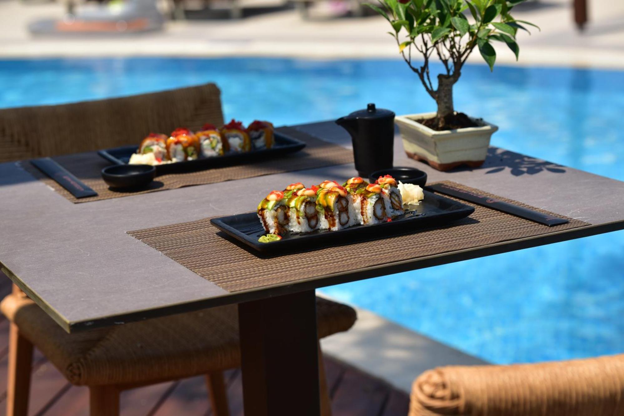 美瑞格Spa度假村 帕利乌里翁 外观 照片 Sushi at the pool