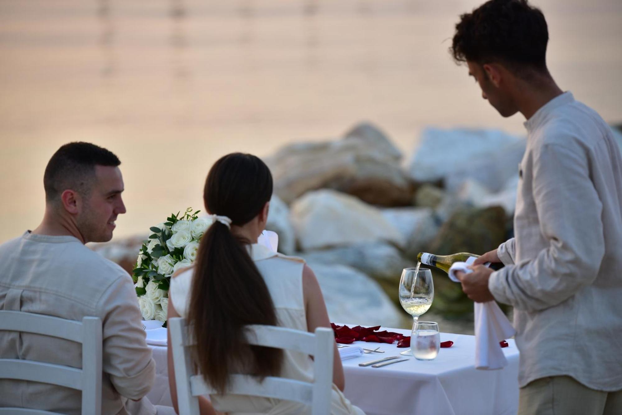 美瑞格Spa度假村 帕利乌里翁 外观 照片 A waiter serving wine