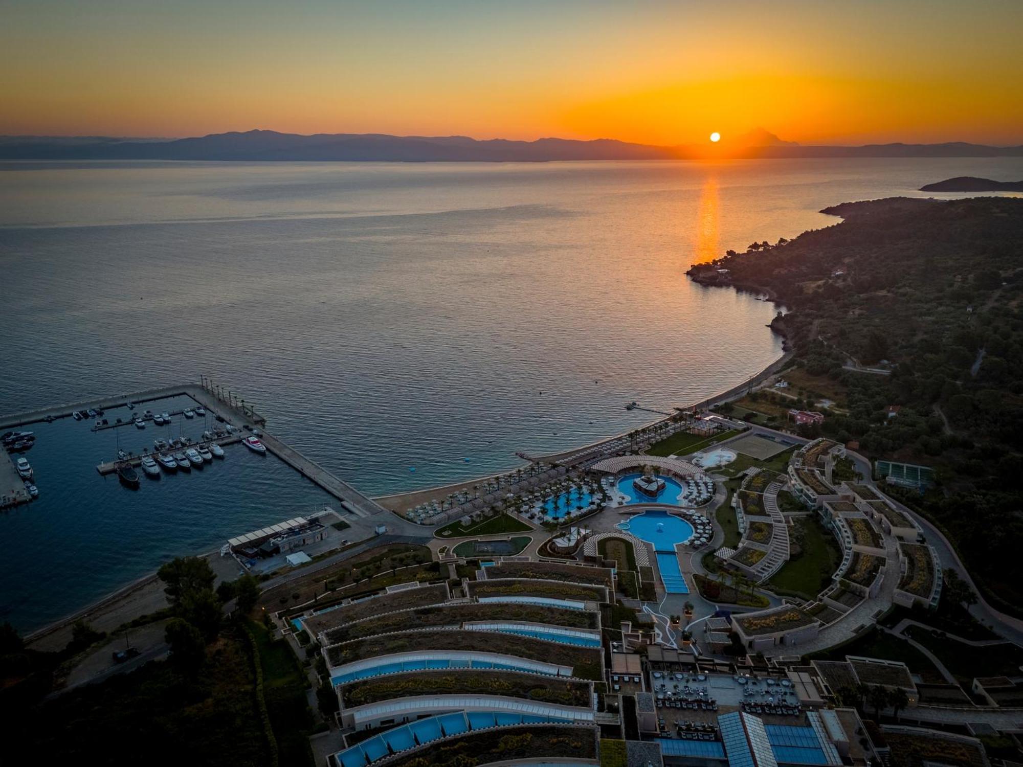 美瑞格Spa度假村 帕利乌里翁 外观 照片 Sunset over the port of Skopelos